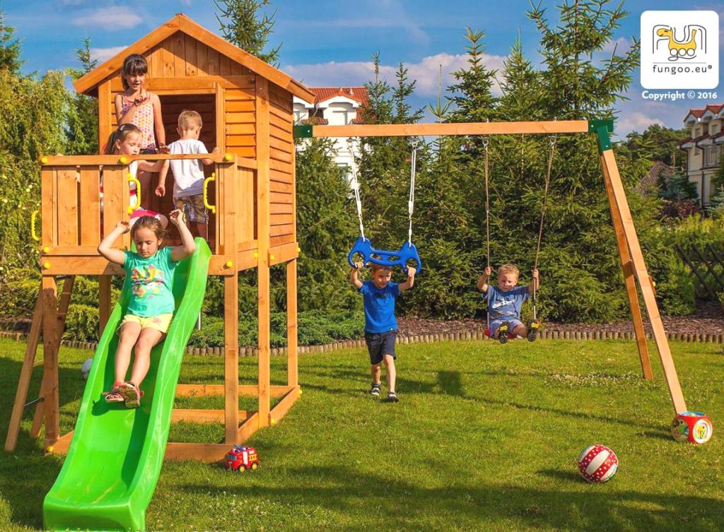 Spielturm mit Rutsche blau, Haus und Schaukel FUNGOO