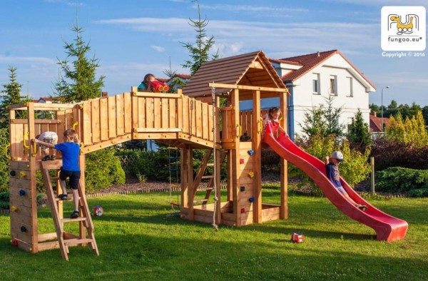 XL Spielturm mit Turm, Rutsche grn, Kletterwand, Holzdach, Spielturmlandschaft