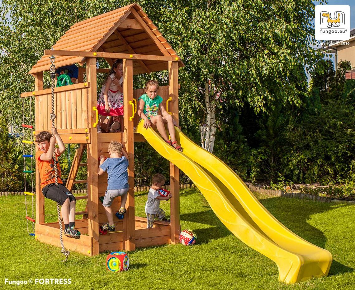 Spielturm Fortress aus Holz von Fungoo mit Rutsche grün