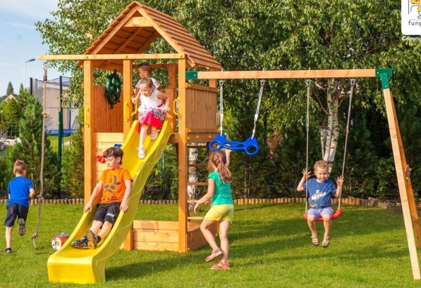 Spielturm mit Rutsche grn, Kletterwand, Leiter, Holzdach und Doppelschaukel