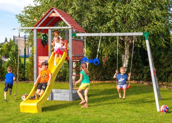 Spielturm in Rot-Grau, mit Rutsche gelb, Kletterwand, Leiter, Holzdach und Do...