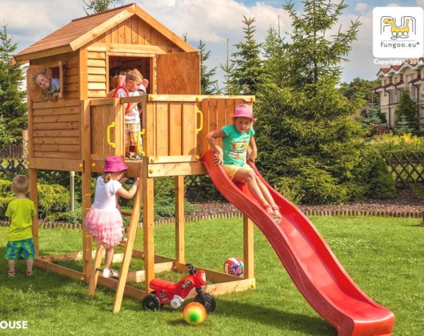 Spielturm mit Rutsche blau, Haus mit Holzdach, Leiter