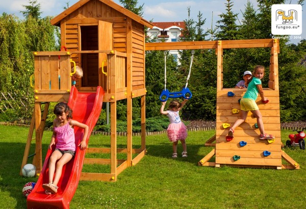 Spielturm mit Rutsche blau, Haus mit Holzdach, Leiter, Kletterturm und Schaukel