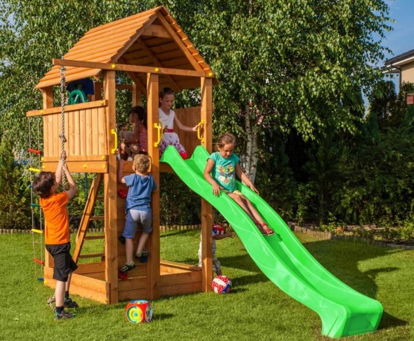 Spielturm Fortress mit Rutsche, Kletterwand, Holzdach, Kletterseil und Sandkasten