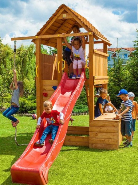Spielturm mit Rutsche grn, Kletterwand, Leiter, Holzdach und Kletterseil